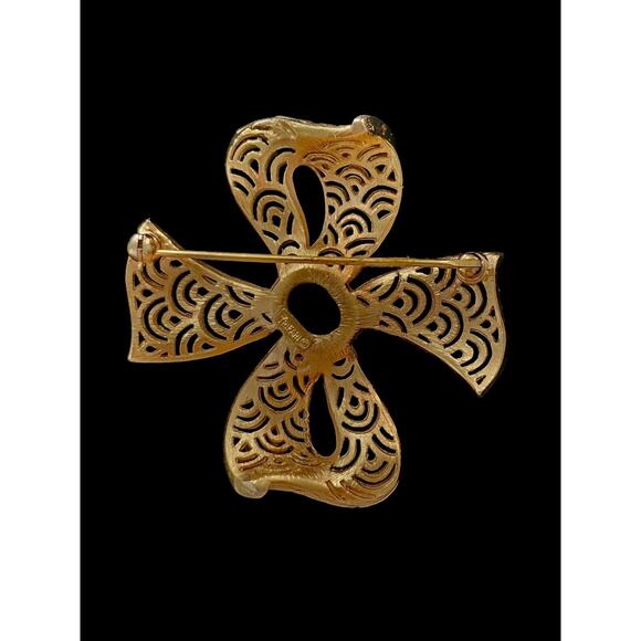 Vintage CROWN TRIFARI GOLD PLATED WHITE CABOCHON ENAMEL LACE RIBBON BOW BROOCH - Picture 8 of 11